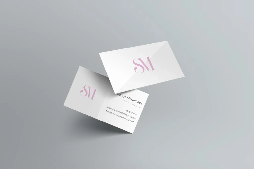 mockup de carte de visite avec le logo SM en rose et blanc
